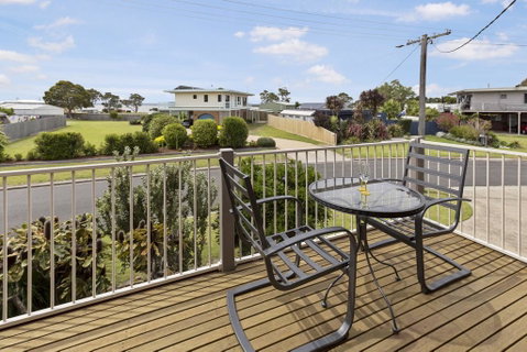 Tanjil - A Stroll From The Water In Paynesville - Accommodation Brunswick Heads 1