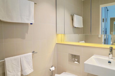 Pride Docklands Waterfront Apartment City View - Accommodation Brunswick Heads 17