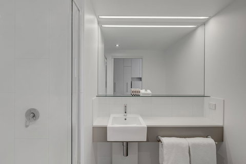 Travelodge Hotel Melbourne Docklands - Accommodation Brunswick Heads 8