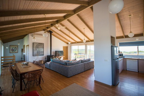 Sunsets On Martyrs Luxury Coastal Beach House Peterborough - Accommodation Brunswick Heads 3