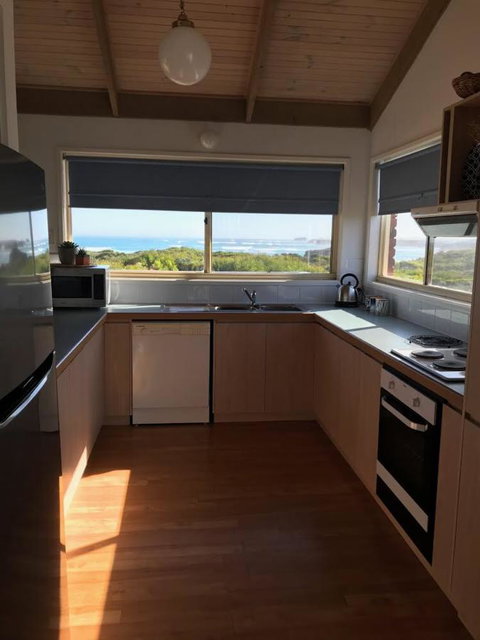 Sunsets On Martyrs Luxury Coastal Beach House Peterborough - Accommodation Brunswick Heads 9