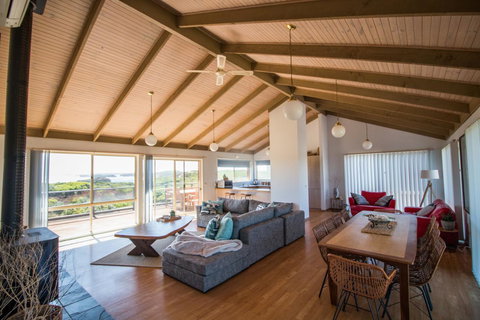 Sunsets On Martyrs Luxury Coastal Beach House Peterborough - Accommodation Brunswick Heads 0