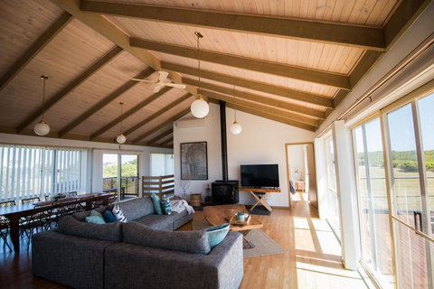 Sunsets On Martyrs Luxury Coastal Beach House Peterborough - Accommodation Brunswick Heads 2