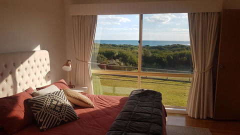 Sunsets On Martyrs Luxury Coastal Beach House Peterborough - Accommodation Brunswick Heads 5