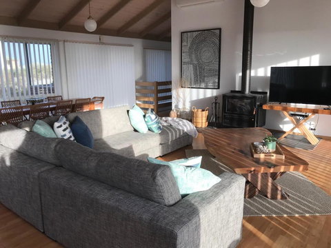 Sunsets On Martyrs Luxury Coastal Beach House Peterborough - Accommodation Brunswick Heads 10