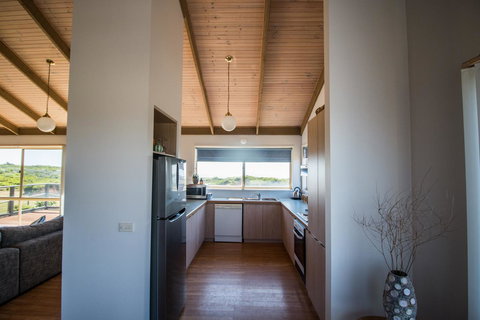 Sunsets On Martyrs Luxury Coastal Beach House Peterborough - Accommodation Brunswick Heads 4