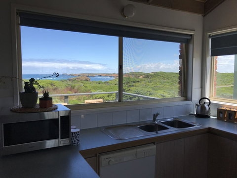 Sunsets On Martyrs Luxury Coastal Beach House Peterborough - Accommodation Brunswick Heads 8