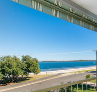 VIEWS VIEWS VIEWS Front Top Floor Waterfront Unit - Chnook Apartments South Esp Bongaree - Accommodation Brunswick Heads