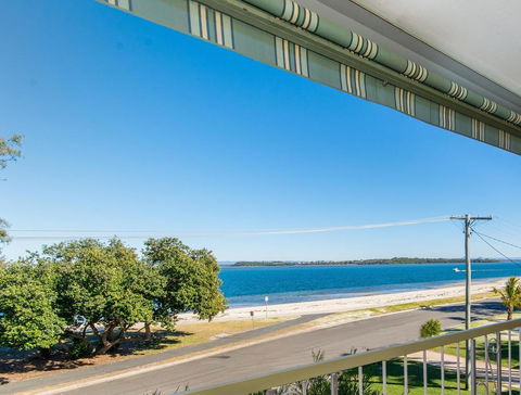 VIEWS VIEWS VIEWS! Front Top Floor Waterfront Unit - Chnook Apartments South Esp, Bongaree - Accommodation Brunswick Heads 0