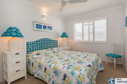 VIEWS VIEWS VIEWS! Front Top Floor Waterfront Unit - Chnook Apartments South Esp, Bongaree - Accommodation Brunswick Heads 2