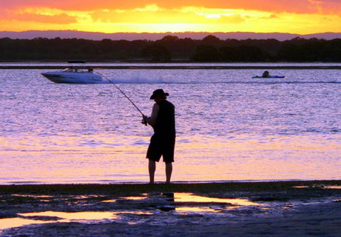 VIEWS VIEWS VIEWS! Front Top Floor Waterfront Unit - Chnook Apartments South Esp, Bongaree - Accommodation Brunswick Heads 1