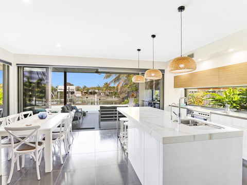 WATERFRONT HOME BORDERING MOOLOOLABA - Accommodation Brunswick Heads 3
