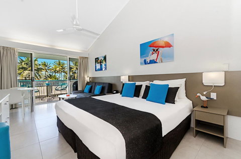 By The Sea Port Douglas - Accommodation Brunswick Heads 4