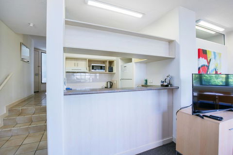 Tiki Hotel Apartments Surfers Paradise - Accommodation Brunswick Heads 9
