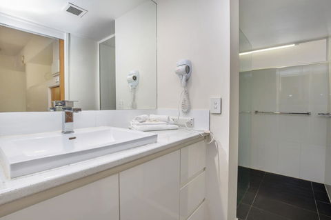 Tiki Hotel Apartments Surfers Paradise - Accommodation Brunswick Heads 5