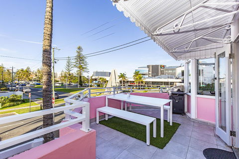 The Pink Hotel Coolangatta - Accommodation Brunswick Heads 6