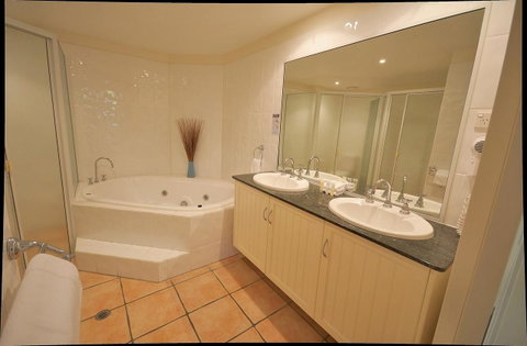 Cayman Villas Port Douglas - Accommodation Brunswick Heads 12