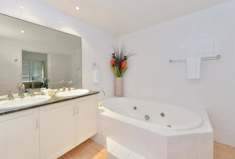 Cayman Villas Port Douglas - Accommodation Brunswick Heads 24