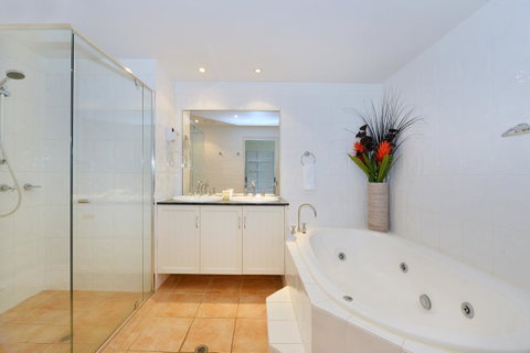 Cayman Villas Port Douglas - Accommodation Brunswick Heads 23