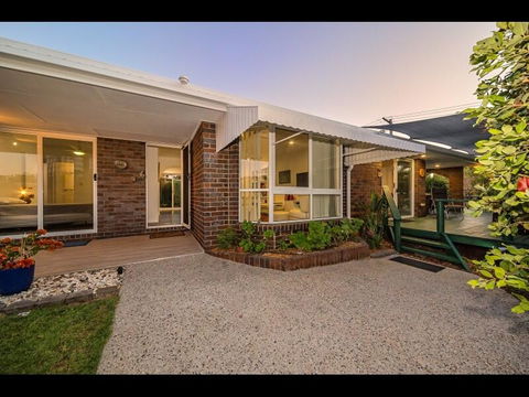 Woorim Secluded Palms Cottage - Accommodation Brunswick Heads 0