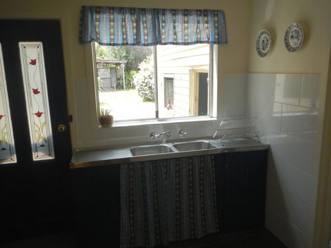 Yarram Cottage: Art And Accommodation - Accommodation Brunswick Heads 2