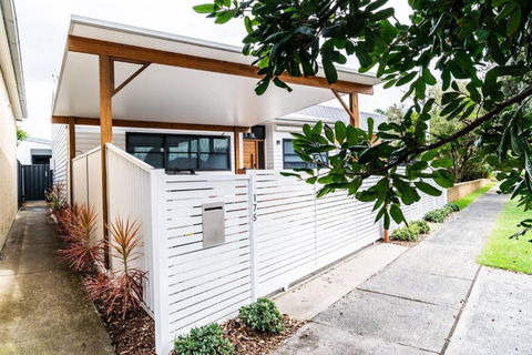 A Chic Coastal Hideaway At Toowoon Bay Beach - Accommodation Brunswick Heads 1