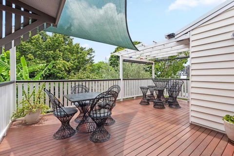 A Colourful Life 4Bed-2Bath-1Car - Queenslander - Accommodation Brunswick Heads 1