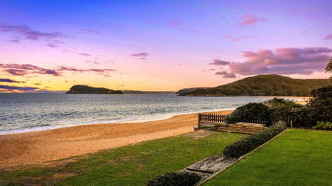 Absolute Beachfront On Stunning Pearl Beach - Accommodation Brunswick Heads 3