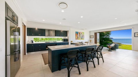 Absolute Beachfront On Stunning Pearl Beach - Accommodation Brunswick Heads 4
