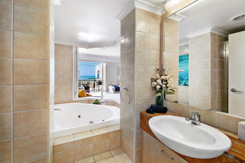 Absolute Beachfront Rolling Surf Resort - Accommodation Brunswick Heads 3