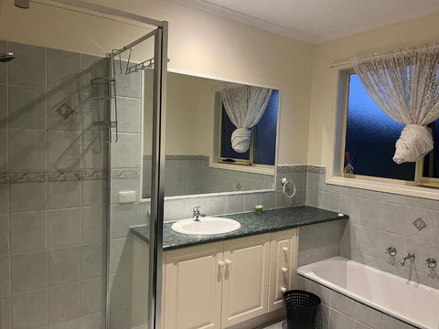 Amazing Private Bedrooms In Doncaster East Near School - Accommodation Brunswick Heads 3