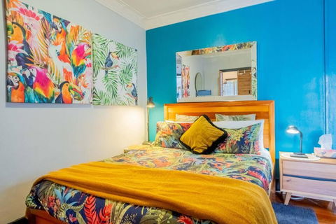 Art Deco Retreat, Shops & Cafes, Public Street Parking - Accommodation Brunswick Heads 4
