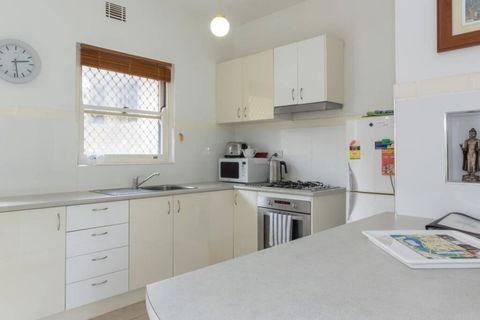 B6 Crawley Apartment 1 BRM & Sleepout Near UWA - Accommodation Brunswick Heads 3
