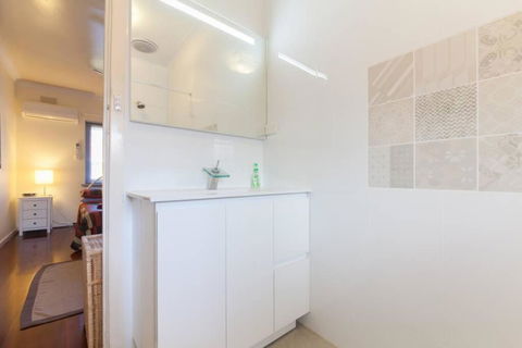 B7 Crawley Apartment 1 BRM & Sleepout Near UWA - Accommodation Brunswick Heads 0