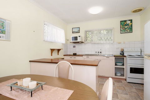 Lowset, Pet Friendly Cottage - Sunset Ave, Bongaree - Accommodation Brunswick Heads 1