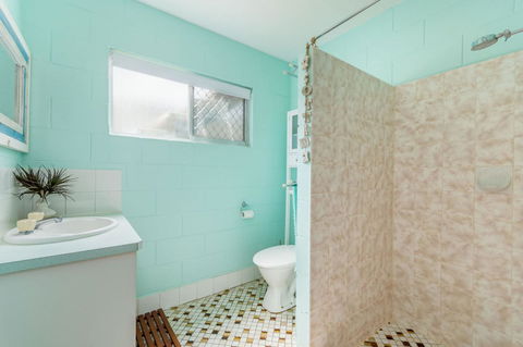 Charm And Comfort In This Ground Floor Unit With Water Views! Welsby Pde, Bongaree - Accommodation Brunswick Heads 11