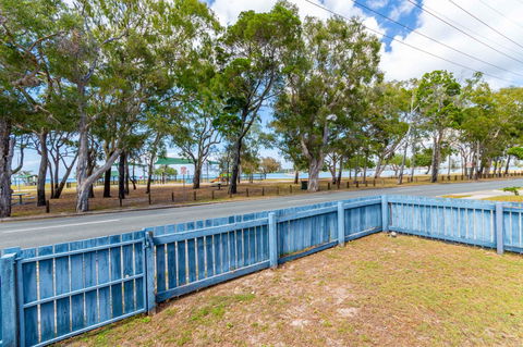 Charm And Comfort In This Ground Floor Unit With Water Views! Welsby Pde, Bongaree - Accommodation Brunswick Heads 12
