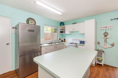 Charm And Comfort In This Ground Floor Unit With Water Views! Welsby Pde, Bongaree - Accommodation Brunswick Heads 10