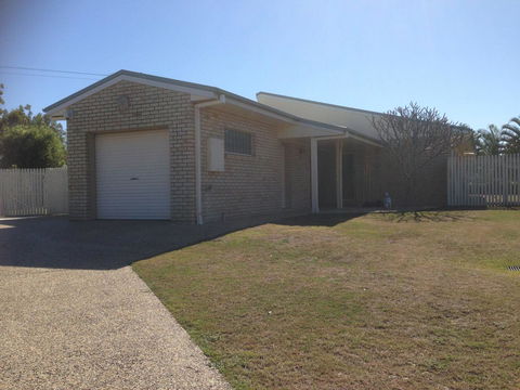 Private Canal Duplex With Pontoon - Oleander Drive, Bongaree - Accommodation Brunswick Heads 7