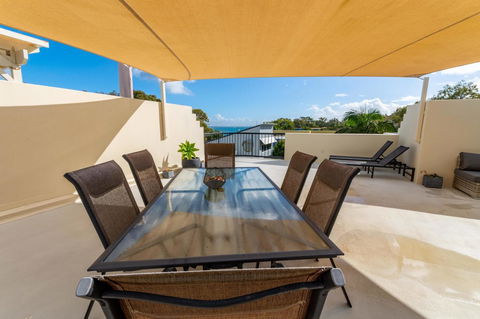 Waterfront Views From Private Rooftop Balcony - Bayview South Esp, Bongaree - Accommodation Brunswick Heads 9