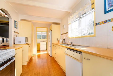 Pet Friendly Cottage In The Heart Of Bribie - Wirraway St, Bongaree - Accommodation Brunswick Heads 7