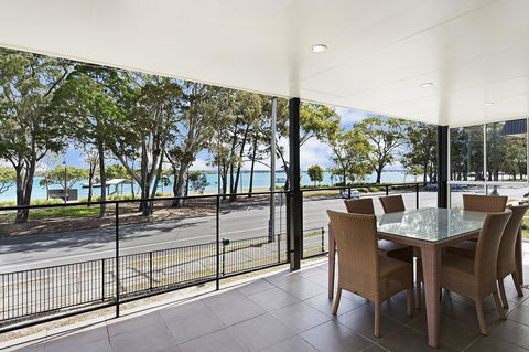 Waterfront Retreat With Room For A Boat - Welsby Pde, Bongaree - Accommodation Brunswick Heads 5