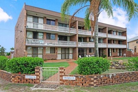 Huge Top Floor Unit Across The Road....Waterfront!! - Accommodation Brunswick Heads 19