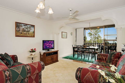 Huge Top Floor Unit Across The Road....Waterfront!! - Accommodation Brunswick Heads 3