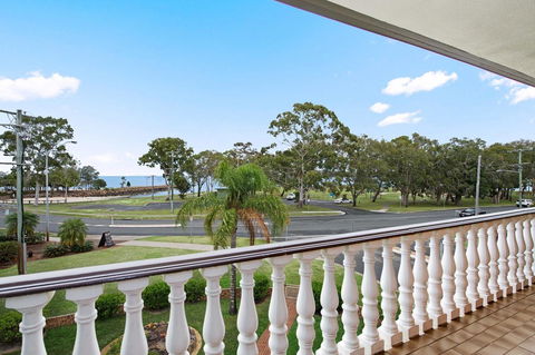 Huge Top Floor Unit Across The Road....Waterfront!! - Accommodation Brunswick Heads 14