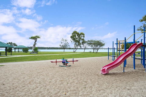 Huge Top Floor Unit Across The Road....Waterfront!! - Accommodation Brunswick Heads 8