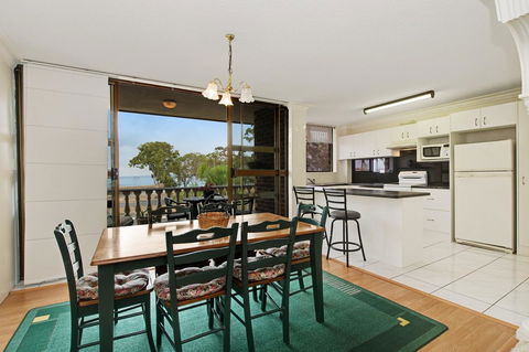 Huge Top Floor Unit Across The Road....Waterfront!! - Accommodation Brunswick Heads 4