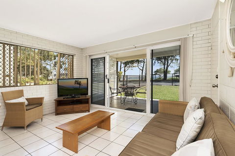 Ground Floor Air Conditioned, Fabulous Waterviews Overlooking Pumicestone Passage - Accommodation Brunswick Heads 8