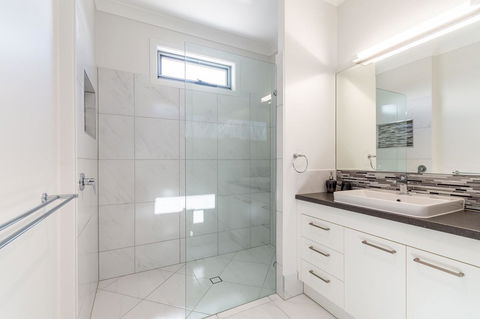 Stunning Canal Home Oh So Close To The Waterfront - Accommodation Brunswick Heads 7