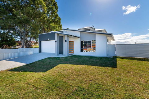Stunning Canal Home Oh So Close To The Waterfront - Accommodation Brunswick Heads 4